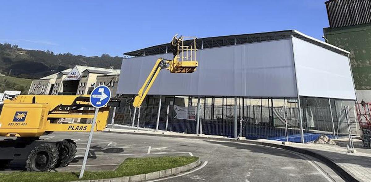 Los trabajos para cubrir la pista de pádel de Villaviciosa. | A. V.