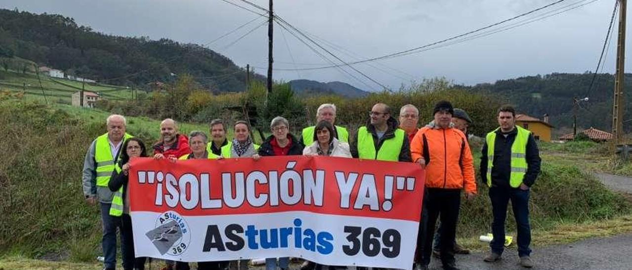 Un grupo de vecinos del valle de Arango y trabajadores de Linpac, ayer, durante el corte de la carretera a la altura de Cañedo (Pravia).