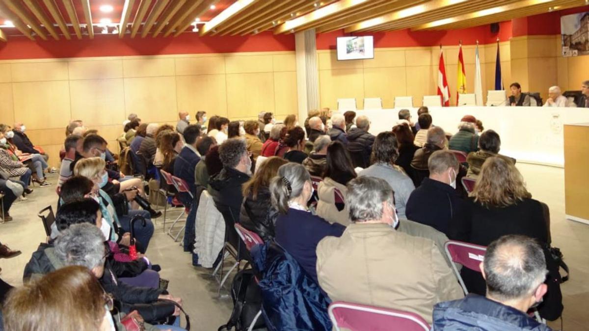 Gran expectación en la presentación del libro, a la que acudieron unas 150 personas.