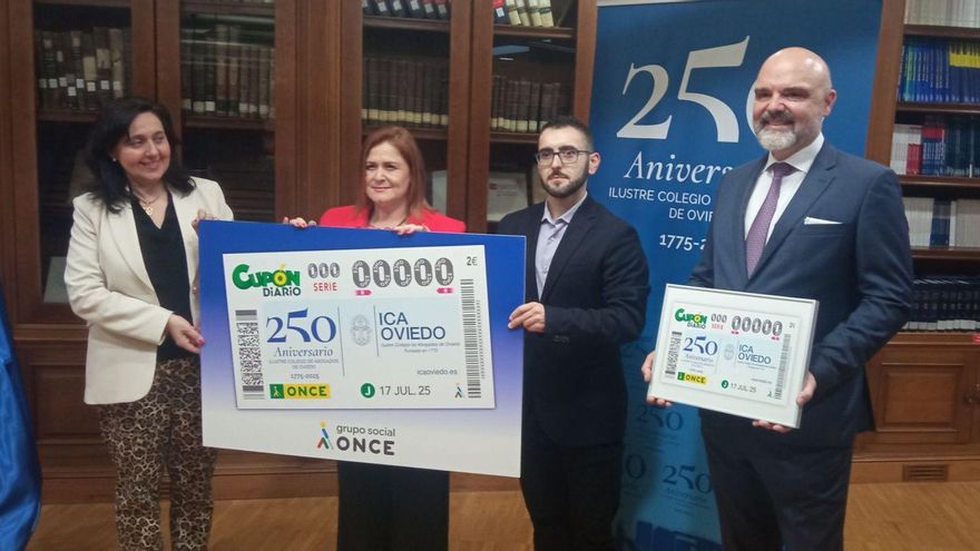 Por la izquierda, María José García, Yobanka Cuervo, un representante de la ONCE y Luis Pérez con el cupón. | LNE