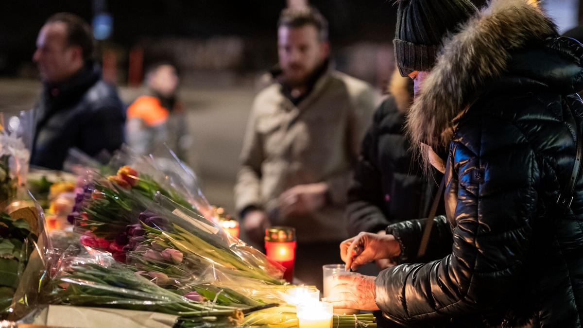 Flores i veles enfront del bar Le Constellation, on va ocórrer l'incendi, aquest divendres en Crans-Montana.