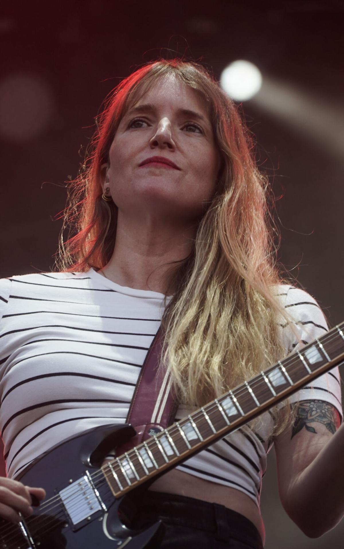 El dúo gallego formado por Anxela Baltar (guitarra y voz) y Violeta Mosquera (batería y voz) tomaron el escenario de la playa en la primera jornada del Festival Noroeste en Riazor. El dúo gallego formado por Anxela Baltar (guitarra y voz) y Violeta Mosquera (batería y voz) tomaron el escenario de la playa en la primera jornada del Festival Noroeste en Riazor.