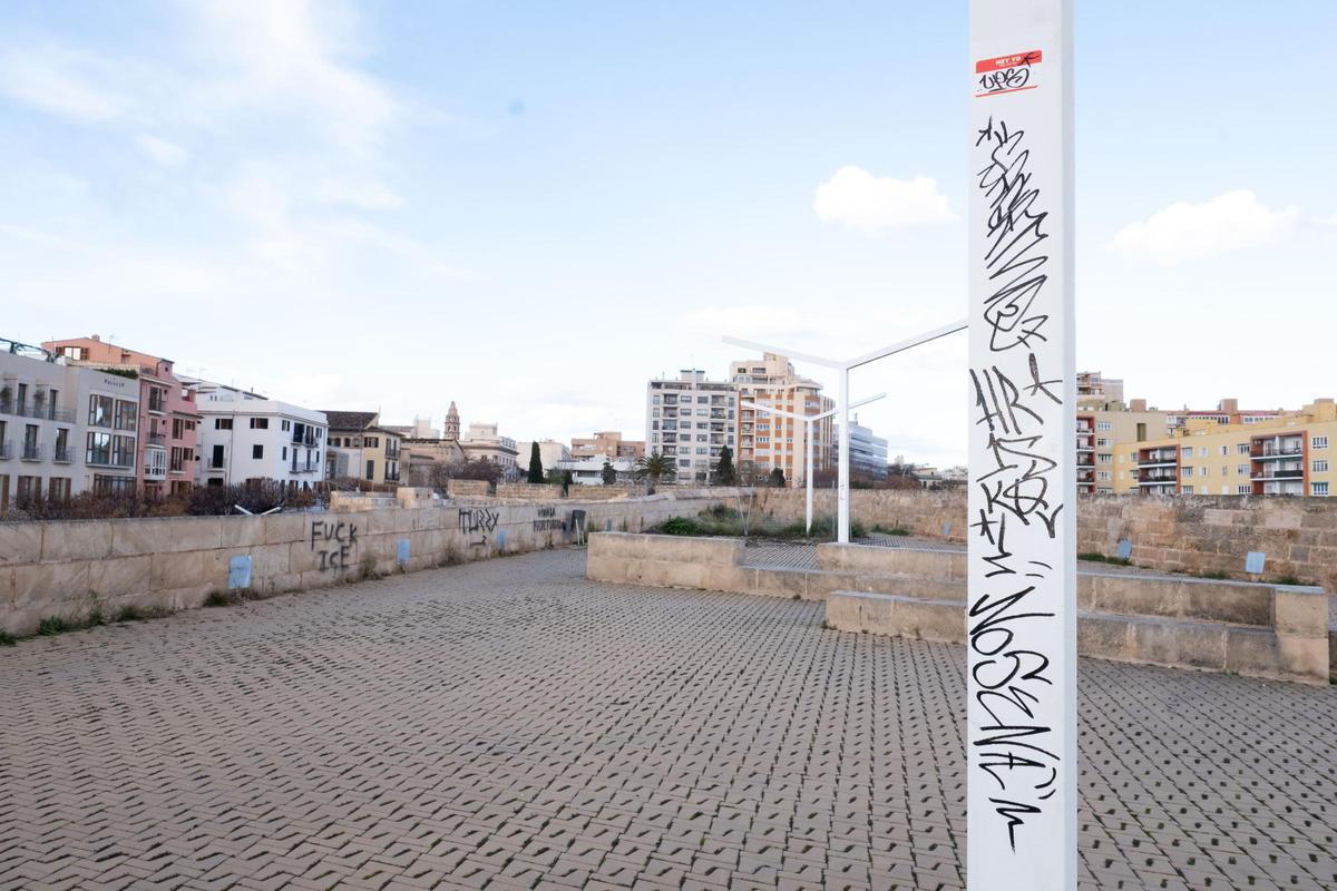 Pintadas en las farolas