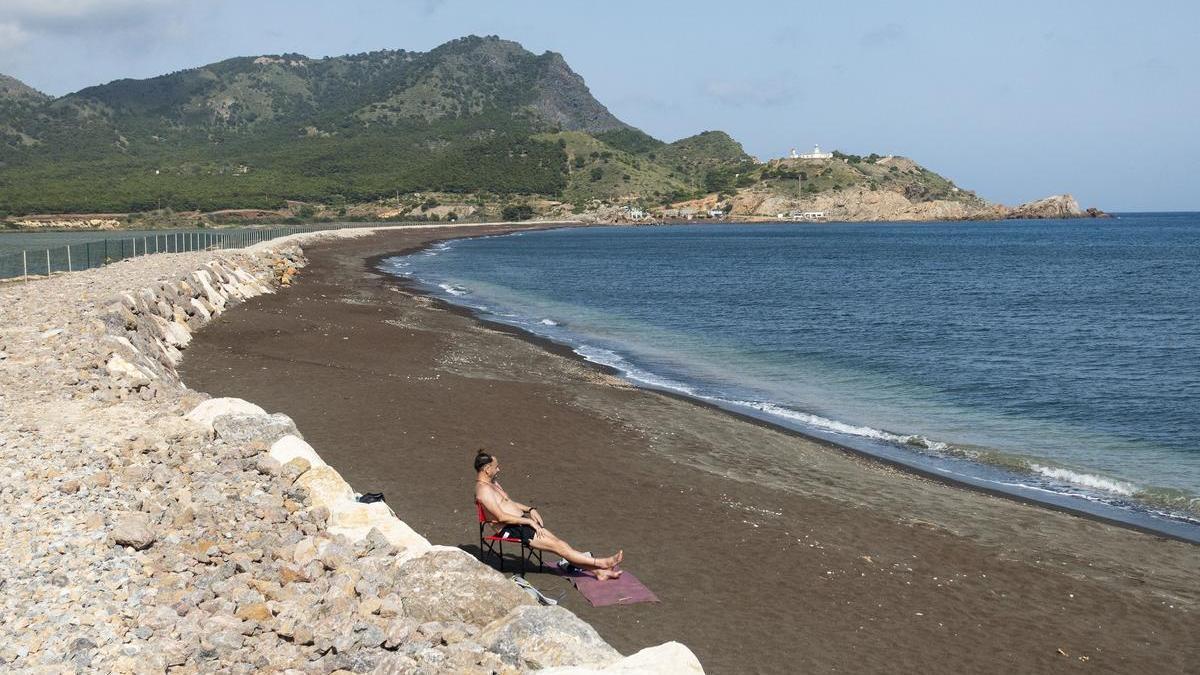 Línea actual de la playa en la bahía de Portmán.