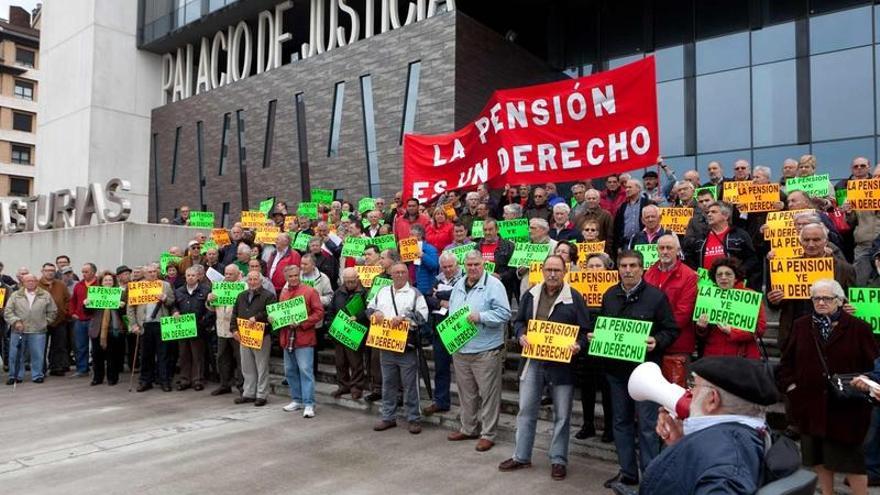 Concentración de pensionistas ante el Palacio de Justicia de Gijón