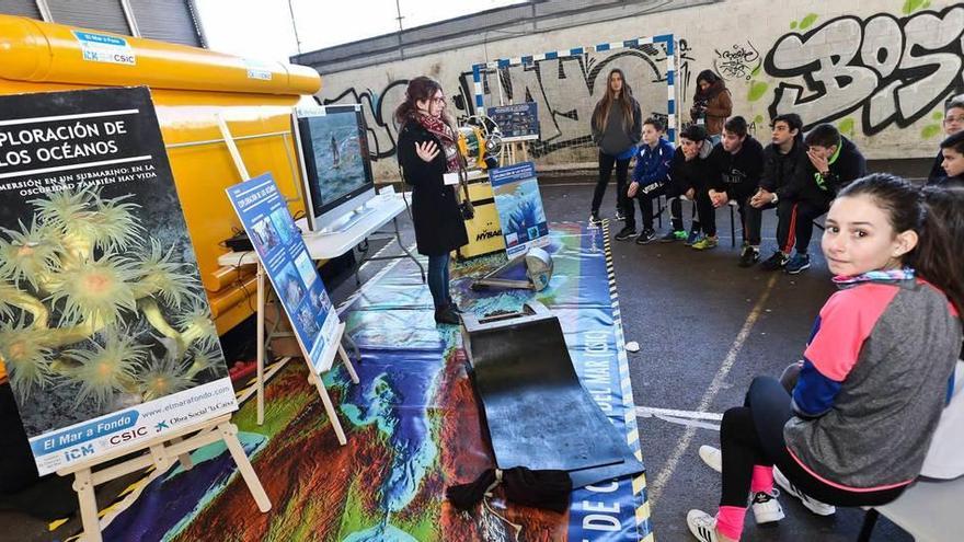 Patricia Baena, ayer, frente a la réplica del submarino &quot;Jago&quot; con un grupo de alumnos de 1.º de ESO del Fleming.