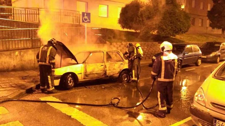 El vehículo supuestamente robado en Llanera y utilizado por los cacos en La Luz, donde fue quemado.