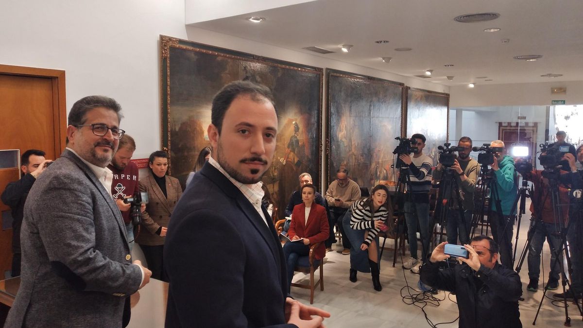 El cesado vicealcalde, Francisco Morales, y el responsable de Comunicación de Ciudadanos de la Región de Murcia, David Sánchez, instantes antes de iniciarse la comparecencia, este lunes.