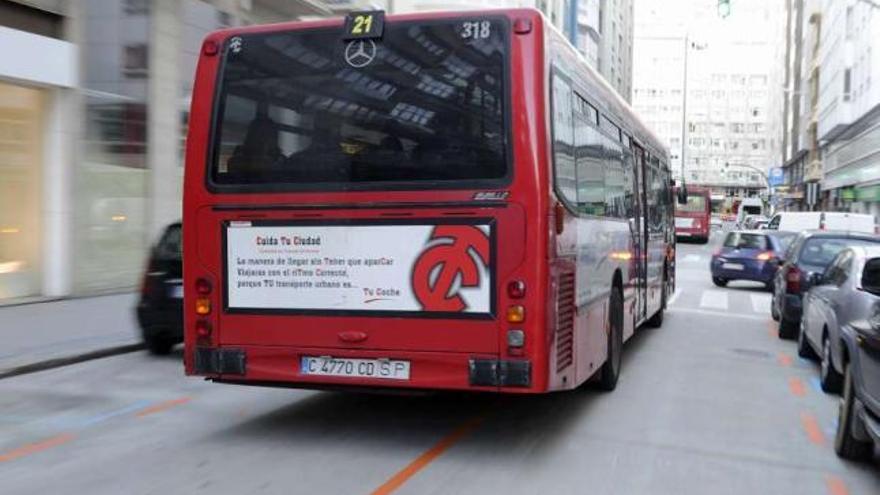 Un bus circula sobre los dos carriles señalizados en la calzada de la calle Rosalía de Castro. / juan varela