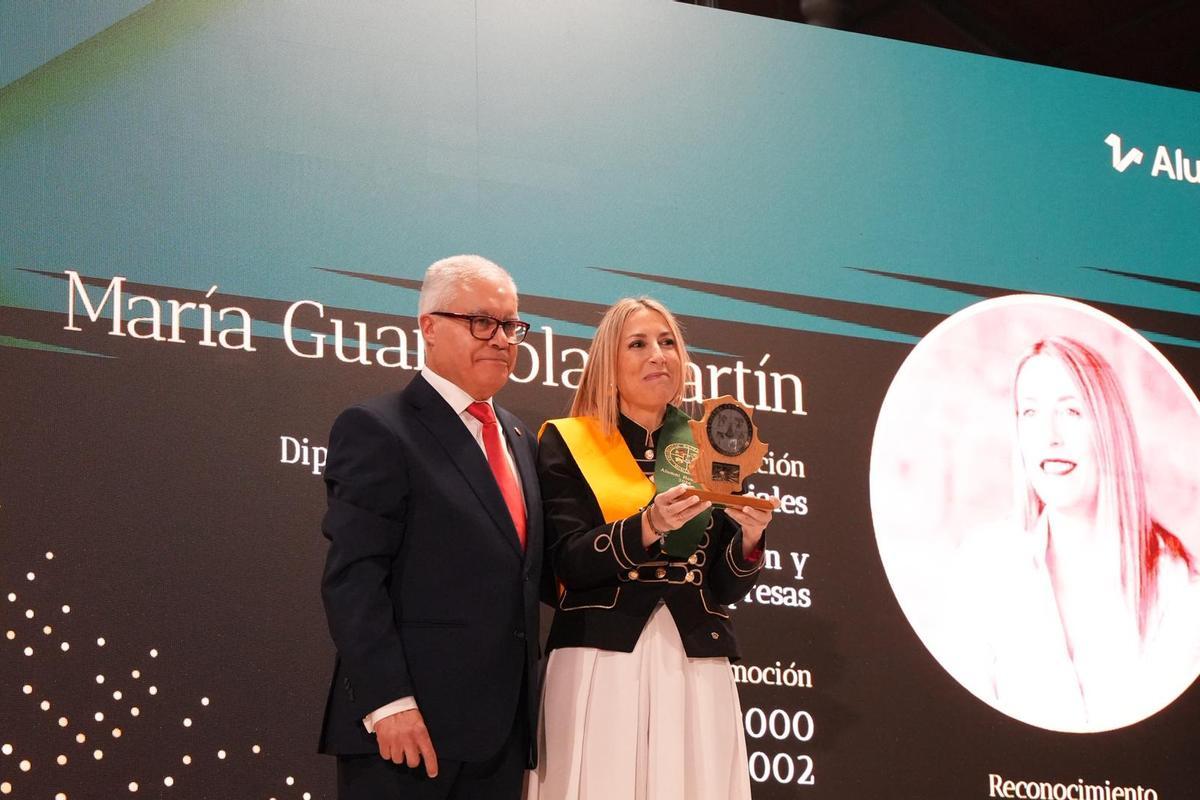 María Guardiola recoge el galardón AlumniUEx.