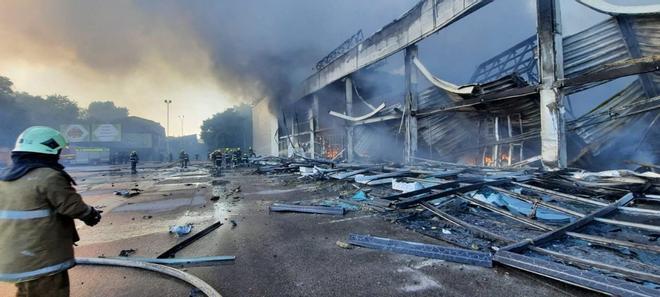 Rusia bombardea un centro comercial en la ciudad ucraniana de Kremenchuk