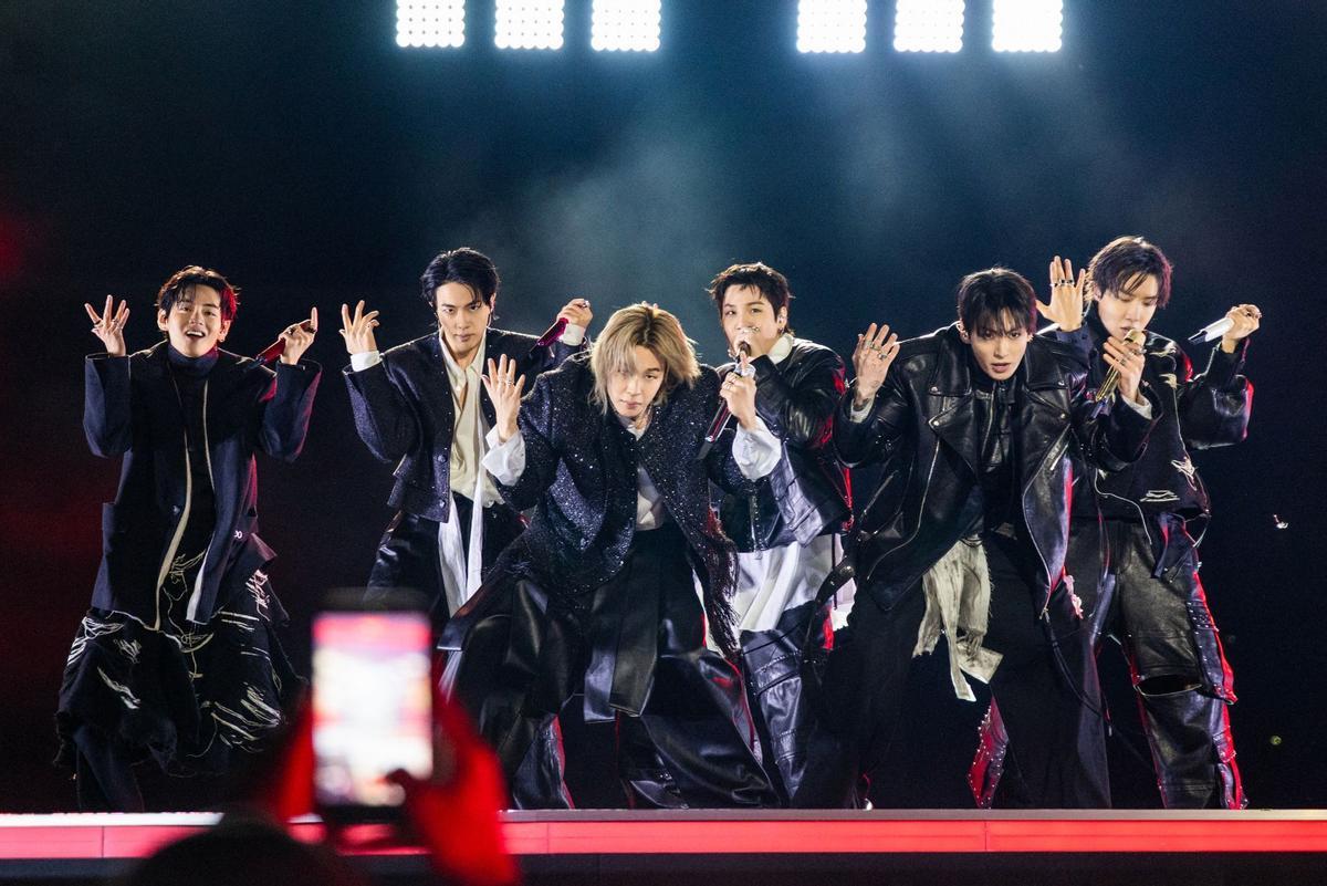 Foto de archivo, tomada el 21 de marzo de 2026 de los miembros del grupo masculino de K-pop BTS, (de izquierda a derecha) V, Jin, Jimin, Suga, Jungkook y J-Hope, actuando durante el concierto de regreso de BTS en la Plaza Gwanghwamun en Seúl. Las megaestrellas surcoreanas del K-pop, BTS, darán inicio a su gira mundial, con entradas prácticamente agotadas, el 9 de abril de 2026, aprovechando el éxito de su álbum de regreso y una destacada presentación en el corazón de Seúl. (Foto de archivo / BIGHIT MUSIC y NETFLIX / AFP)