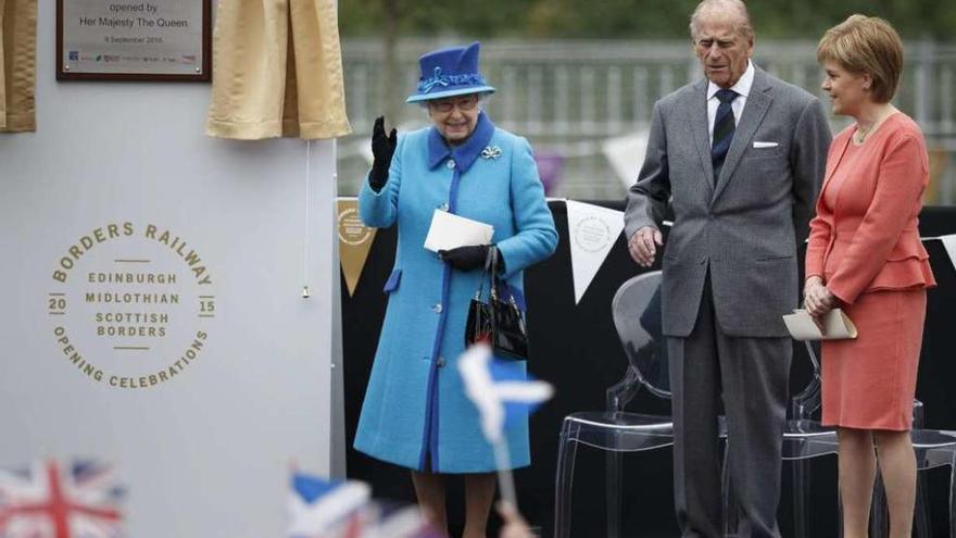 El duque de Edimburgo con Isabel II en un acto el pasado mes de septiembre.
