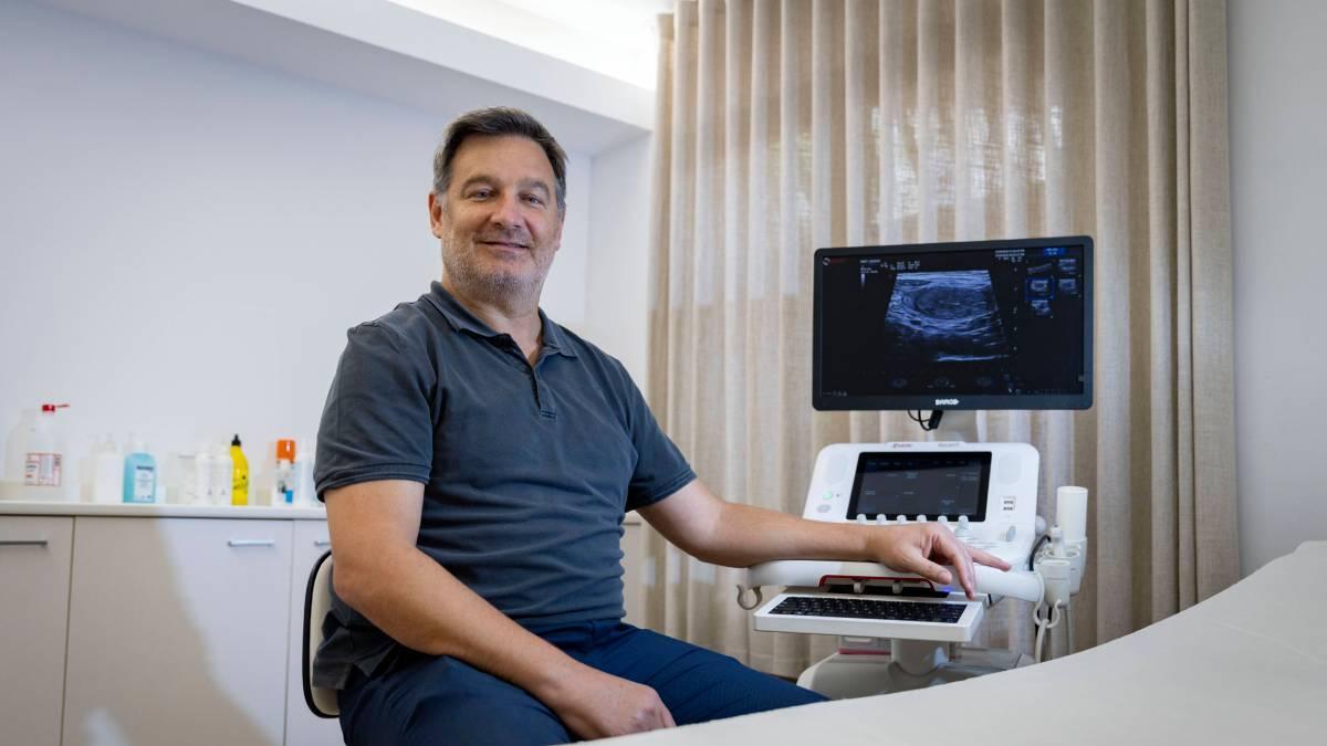 El Doctor Juan Boffa posa para SPORT en su centro médico de Barcelona