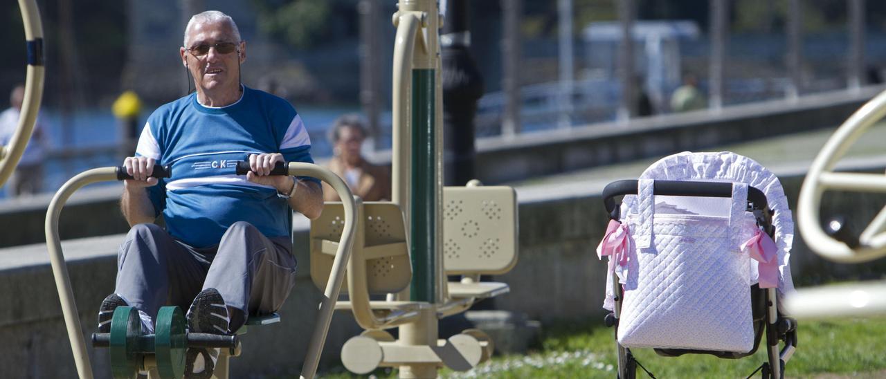 Un pensionista hace ejercicio en un parque público. La reforma del sistema beneficia a los trabajadores con carretas profesionales menos estables.