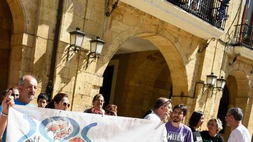 Concentración de los vecinos de Priorio, la semana pasada, en la plaza del Ayuntamiento.