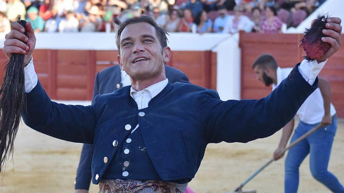 Julio Benítez, este domingo con los máximos trofeos obtenidos en Benamejí.