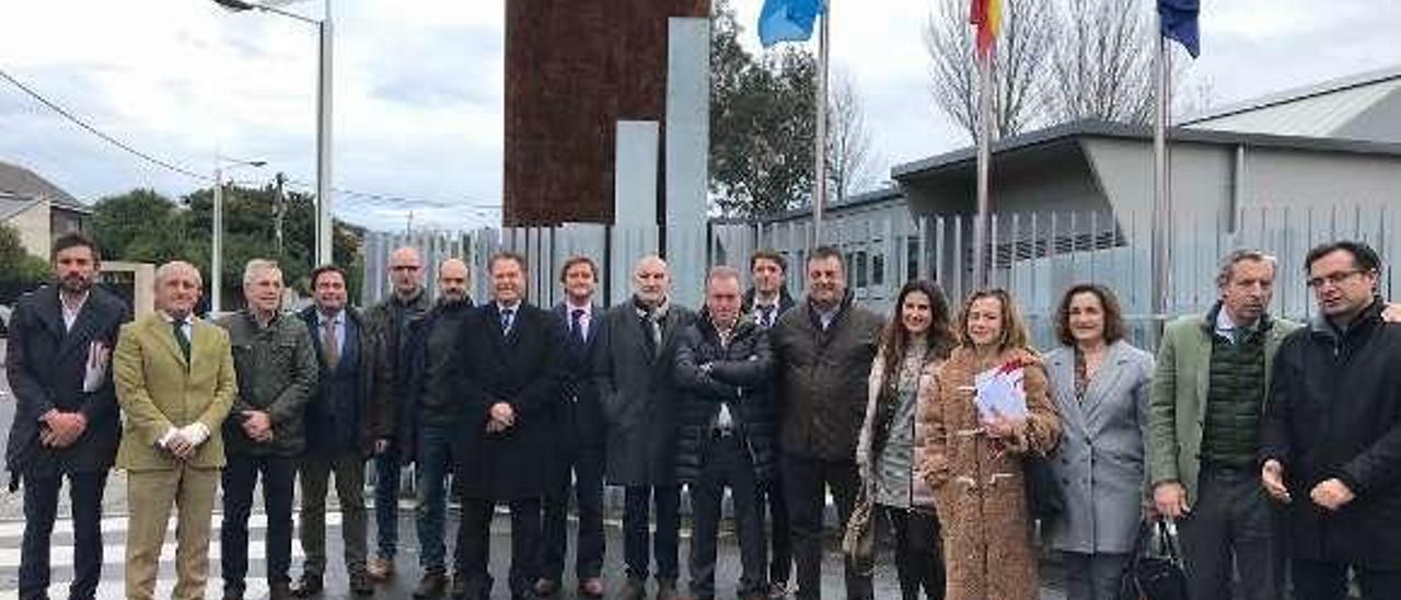 Foto de familia de la Cámara de Comercio con las empresas que colaboraron en el nuevo cierre perimetral.