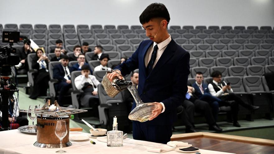 Justin González en el X campeonato de sumilleres Suso Domínguez organizado por el CEIP Carlos Ooza en el salón de actos de Príncipe Felipe