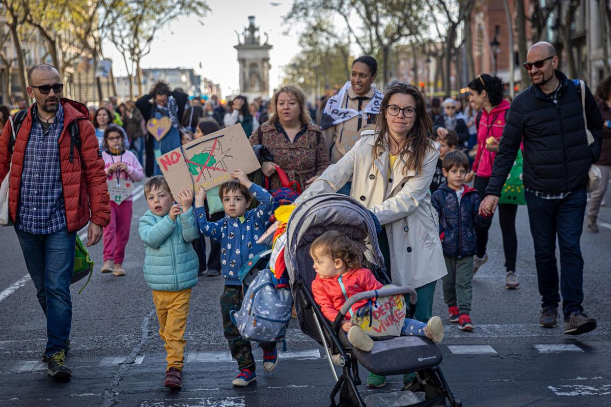 Los vecinos del parque Joan Miró vuelven a pedir que se mantenga la arboleda