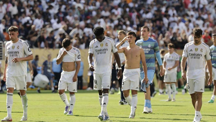 Los jugadores del Real Madrid, abatidos tras el partido. |  AP