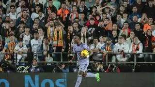 Vinicius salva al Madrid en Mestalla