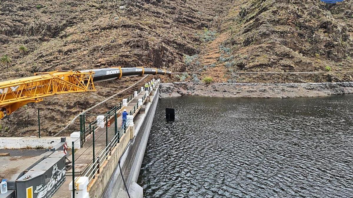 Actuación en una de las presas de San Sebastián de La Gomera. | | E.D.