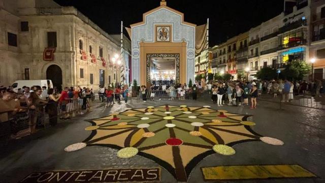 Tapiz realizado por los alfombristas de Ponteareas este miércoles en el Corpus de Sevilla. |   // D.P.