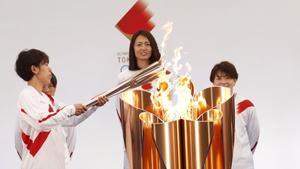 La futbolista Azusa Iwashimizu en el momento de prender la antorcha olímpica. 