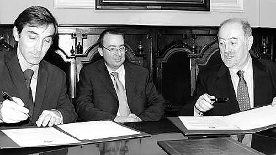 Ángel Luis Bernal del Castillo, Pedro Sánchez y De Lorenzo, durante la firma del convenio.