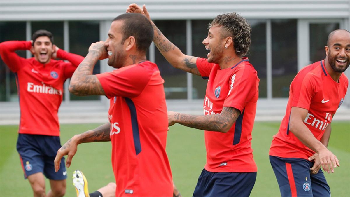 Neymar y Alves se divierten en el PSG