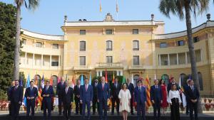Foto de familia de la XXVII Conferencia de Presidentes, presidida por el Rey, el presidente Pedro Sánchez, y el presidente de la Generalitat, Salvador Illa, en el Palau de Pedralbes de Barcelona.