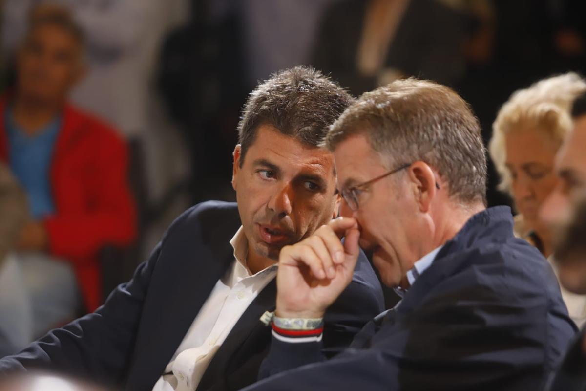 Feijóo y Mazón charlan durante la intervención de María José Catalá en la Fundación Bancaja.