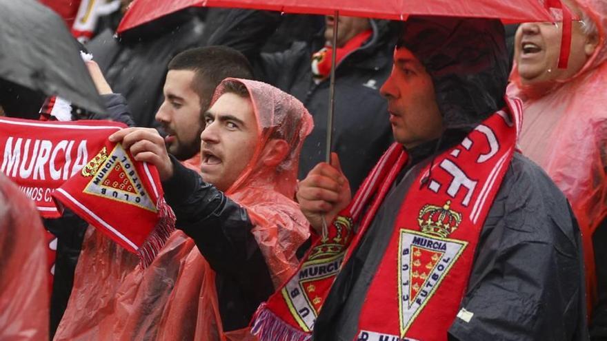 Medio millar de aficionados celebran  el triunfo bajo una intensa lluvia