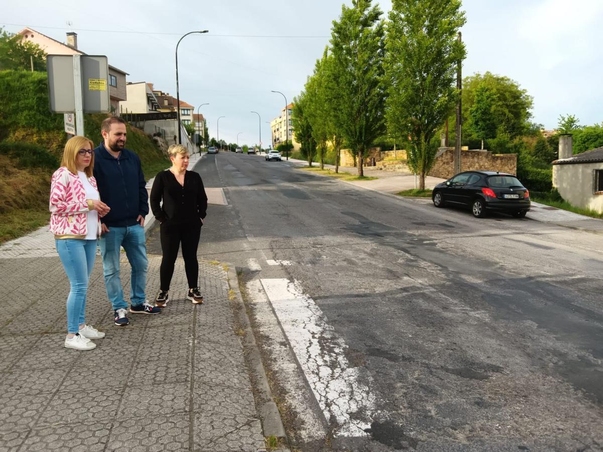 Mari Fernández, Manuel Carbón y Cristina Villar, en un tramo de la ronda exterior.