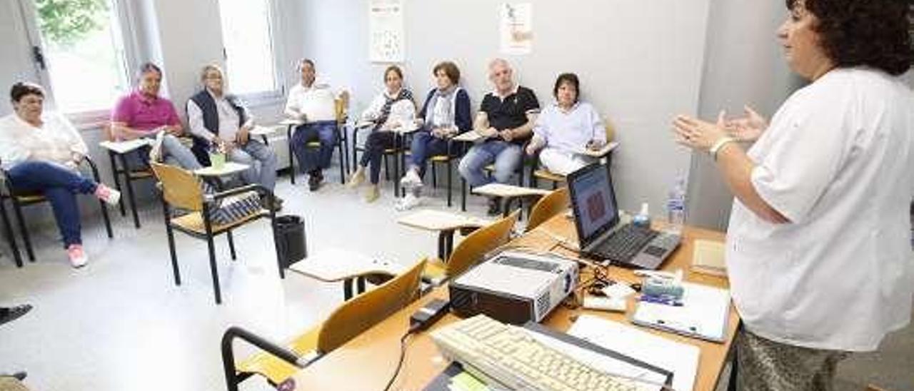 Una enfermera dirige un taller para dejar de fumar.