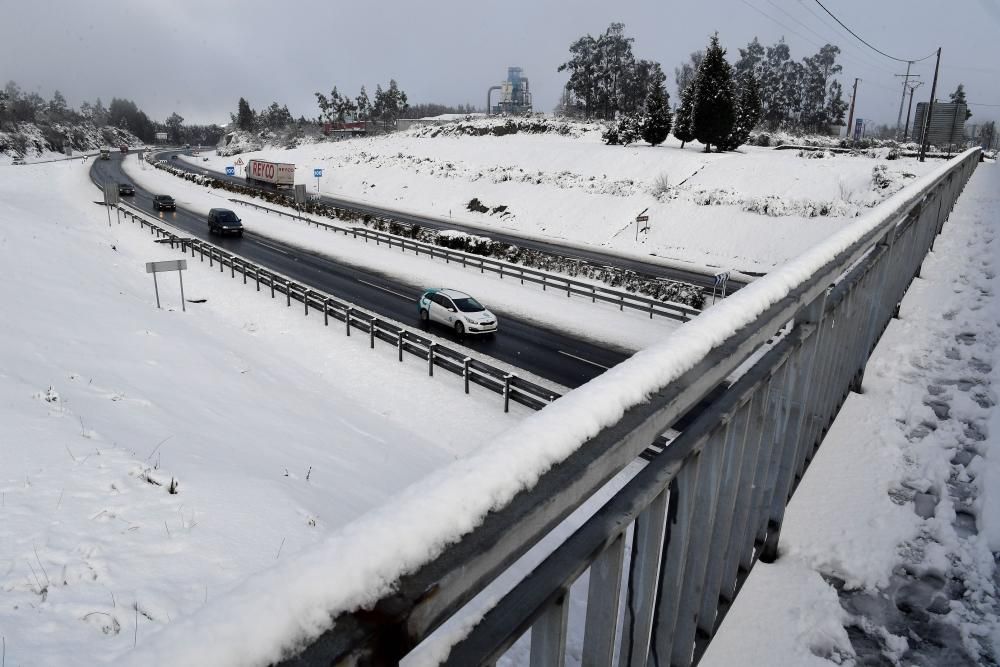 La nieve complica el tráfico en la A-6