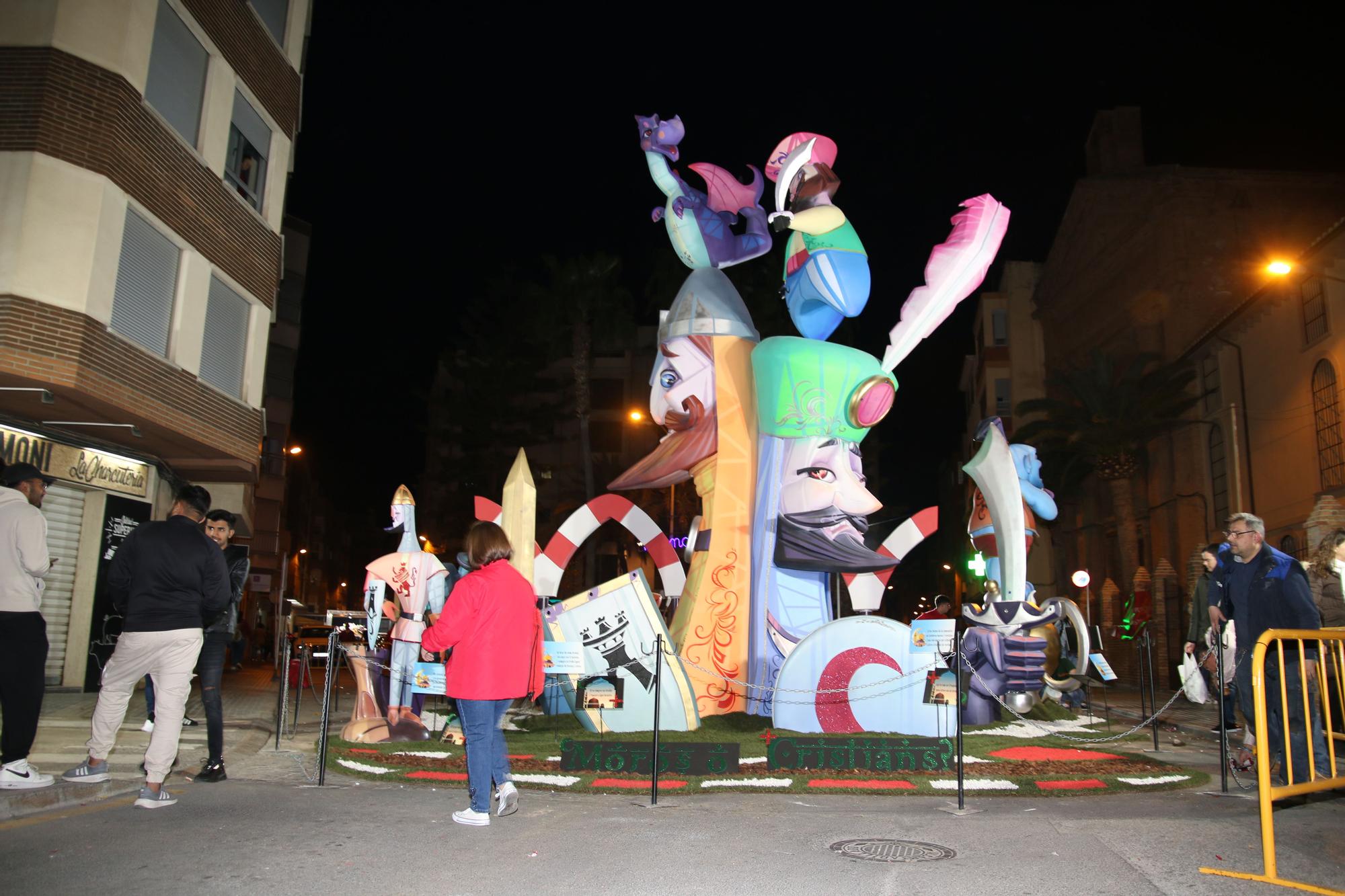 GALERÍA: Multitudinaria 'plantà' para entrar de lleno en las Fallas de Burriana