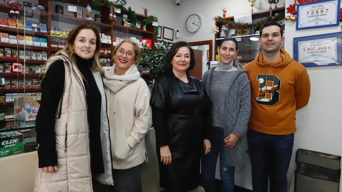 María José Morales, Inmaculada Soto, Concha Sánchez, Virginia Sicilia y Antonio Mendoza, en el estanco de Jesús Rescatado, el último que repartió un premio Gordo de Navidad en Córdoba.