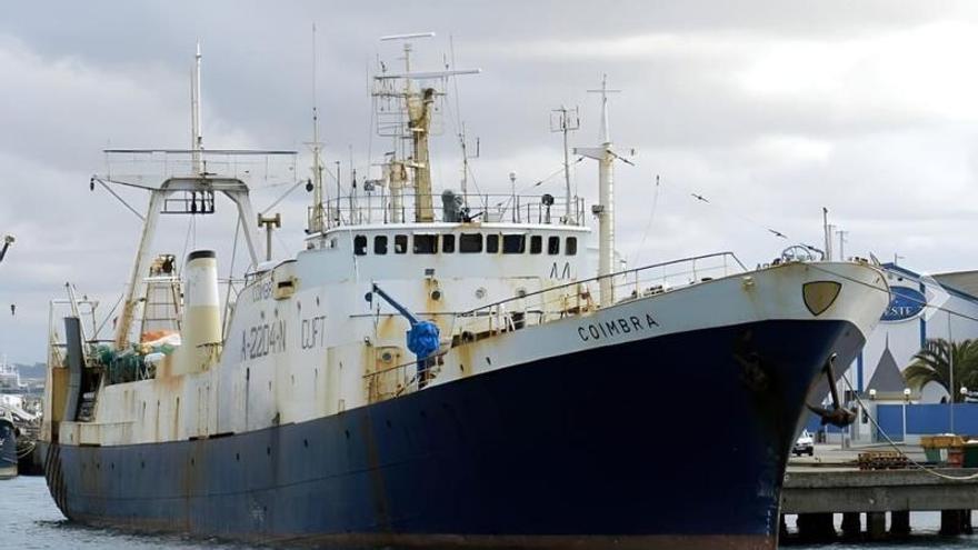 Cazan al arrastrero portugués «Coimbra» por presunta pesca ilegal en uno de los caladeros estratégicos de la flota gallega