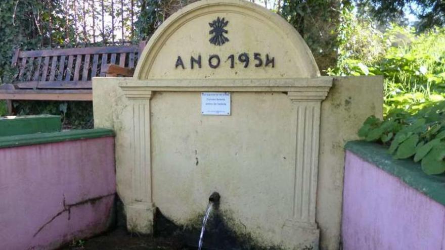 Fuente en Río da Loba, en la capital municipal de Oleiros.