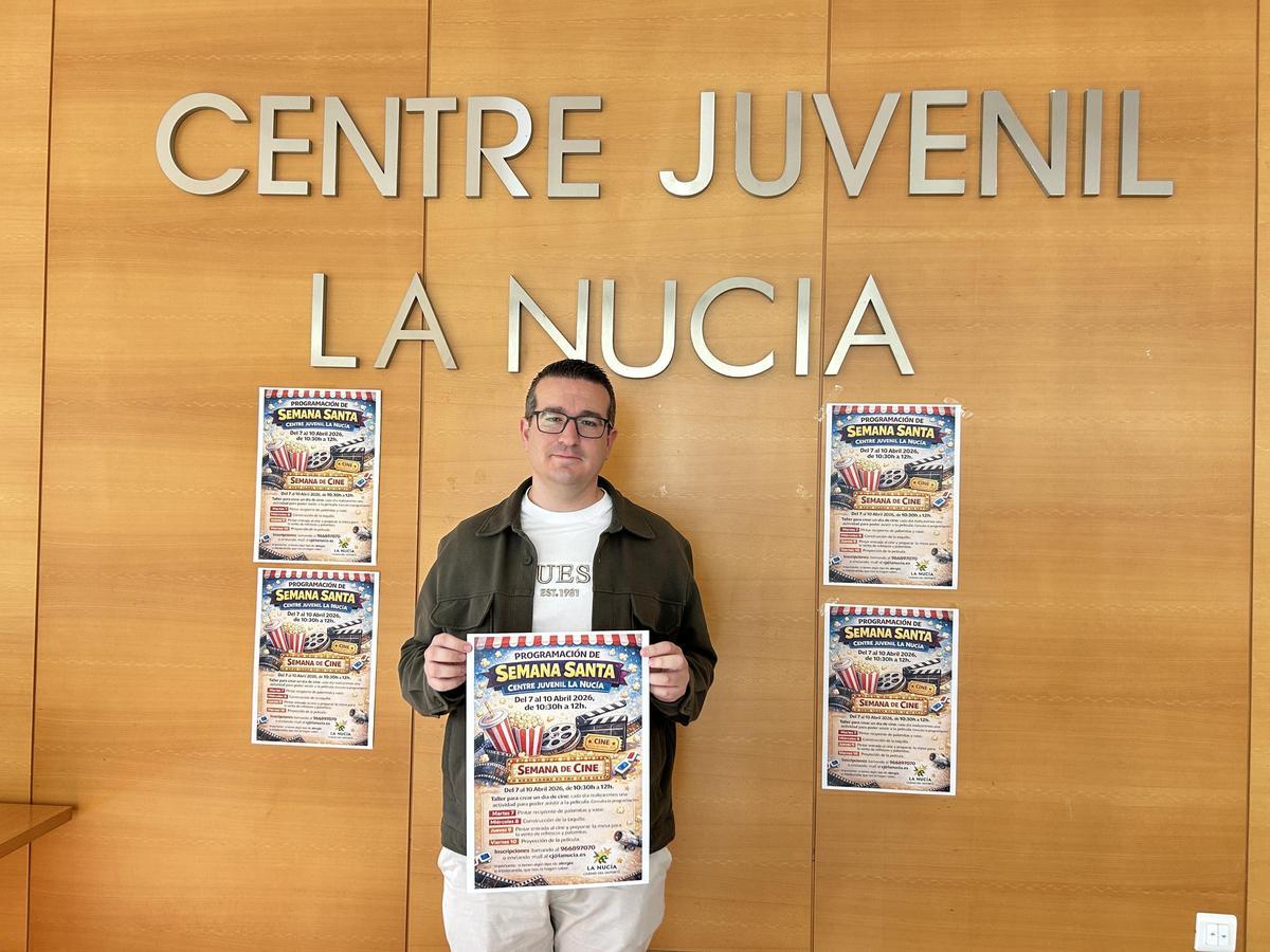 Pepe Cano, concejal de Juventud, presentando talleres "Semana de Cine".