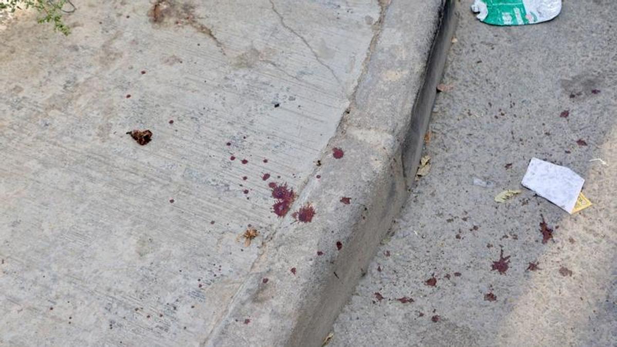 Sangre en el suelo en el lugar de Barriomar donde fue hallado el cuerpo sin vida.