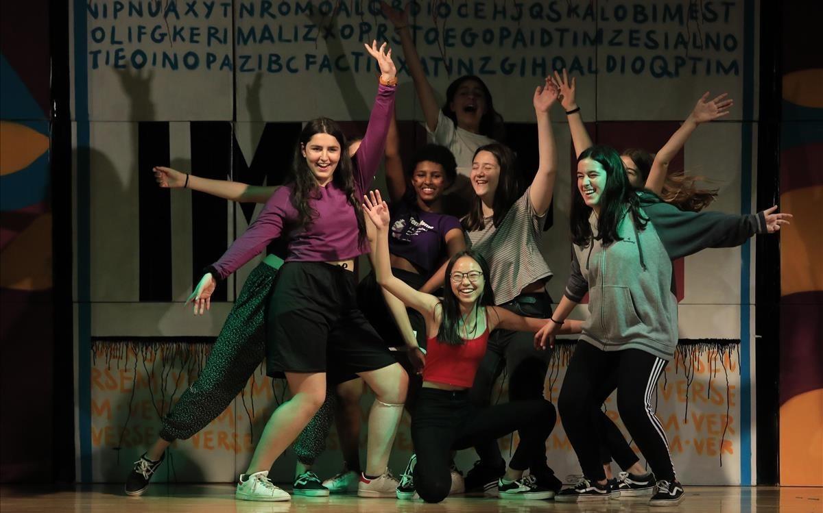 Alumnas participantes en el espectáculo de rap y garrotín. Alumnas participantes en el espectáculo de rap y garrotín.