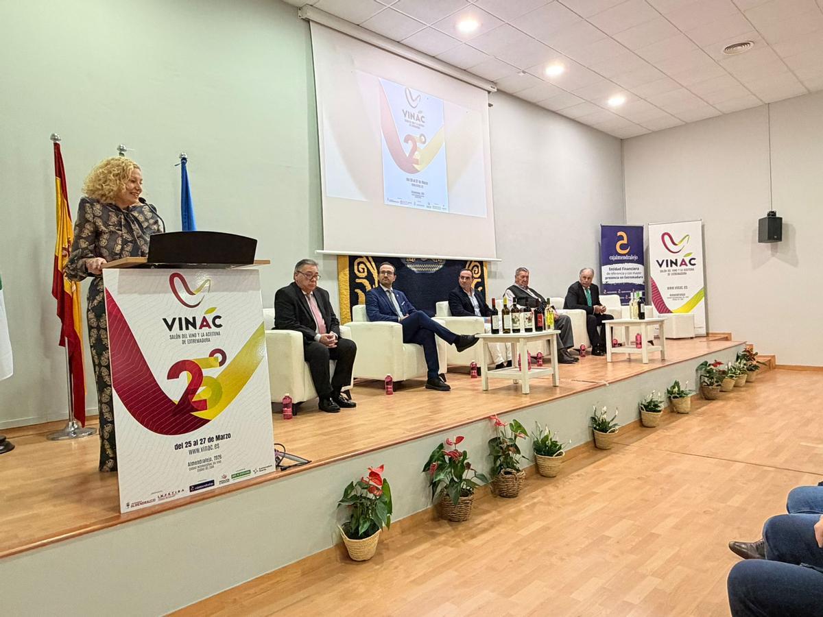 Acto de presentación de ASATA en el salón de actos del Palacio del Vino y la Aceituna.