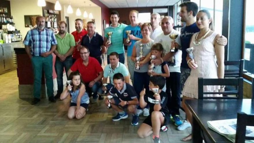 Miembros de la comisión festiva de Silleda con los premiados en los campeonatos y maratones.