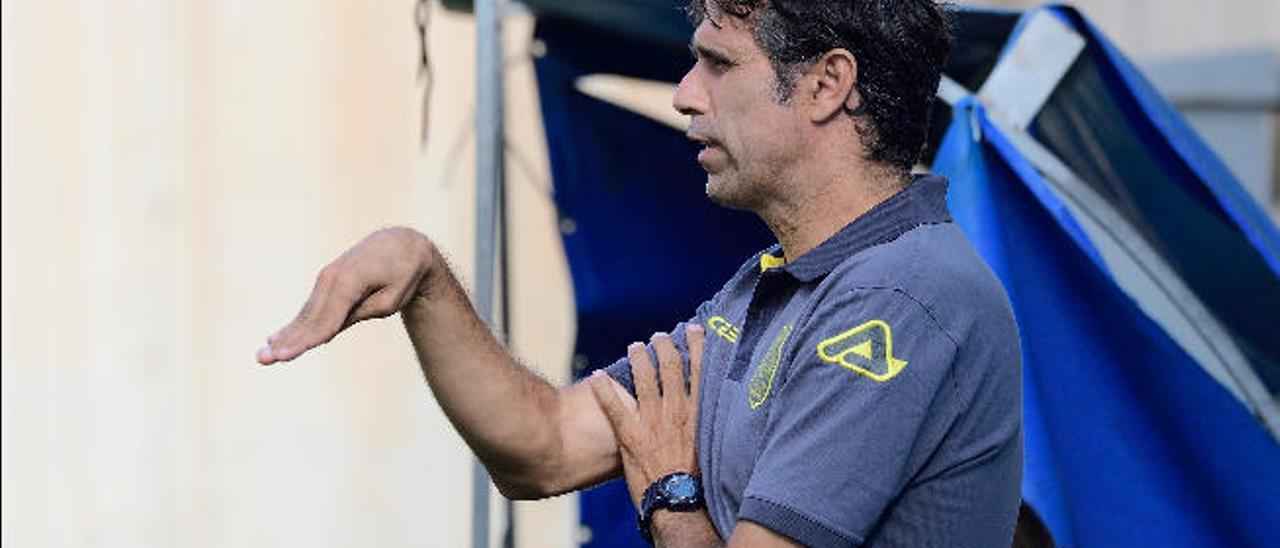 Juan Carlos Valerón Santana da indicaciones técnicas, durante un partido del Infantil B de la cadena amarilla, en esta temporada.