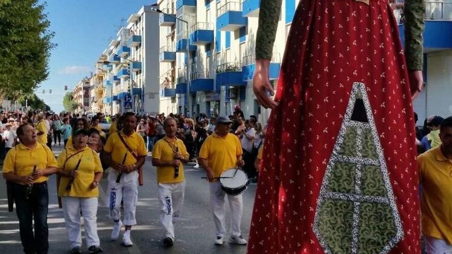 Un momento del desfile de la delegación de Camarzana.