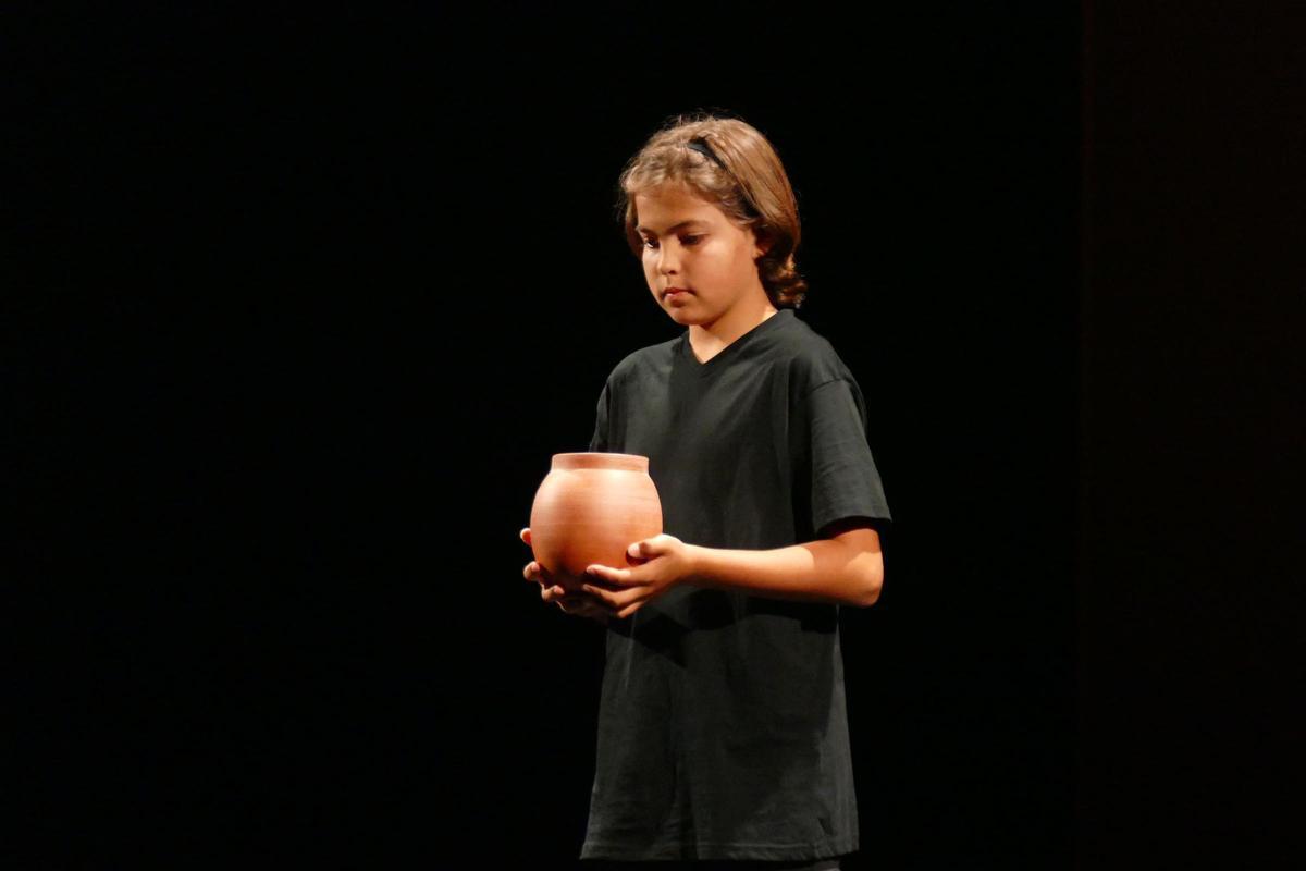 EN IMATGES | L'alumnat de la ZER Empordà presenta el seu projecte 'Origen. Un viatge a la pell de tot el que som’ al Teatre El Jardí