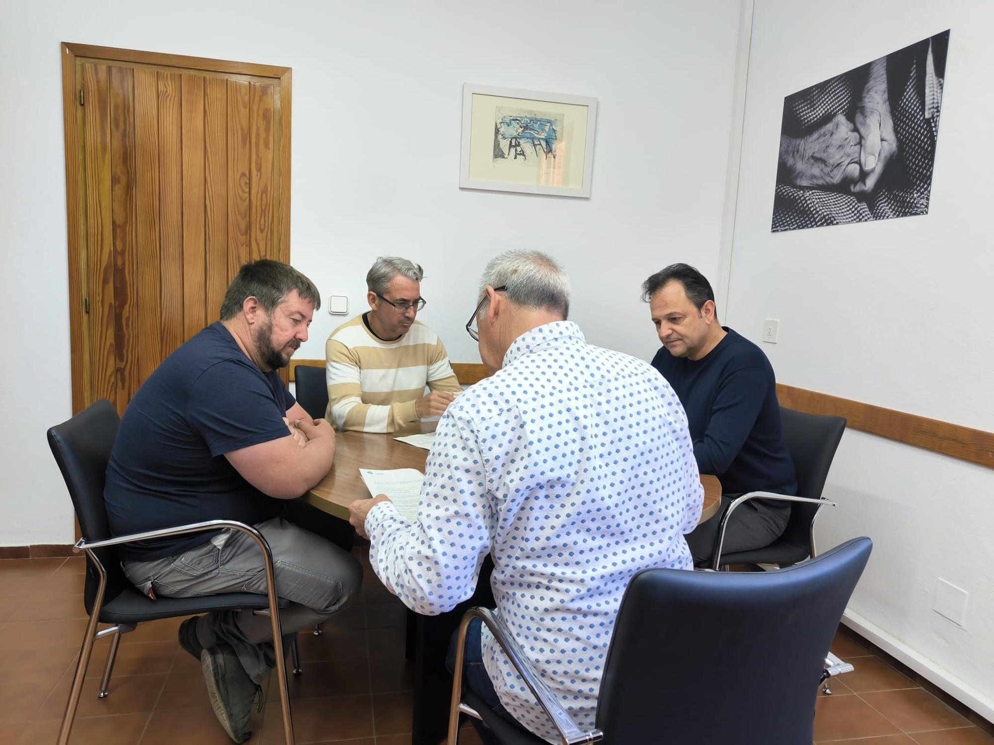 Córdoba se reúne con miembros de la Asociación de Ganaderos de Formentera